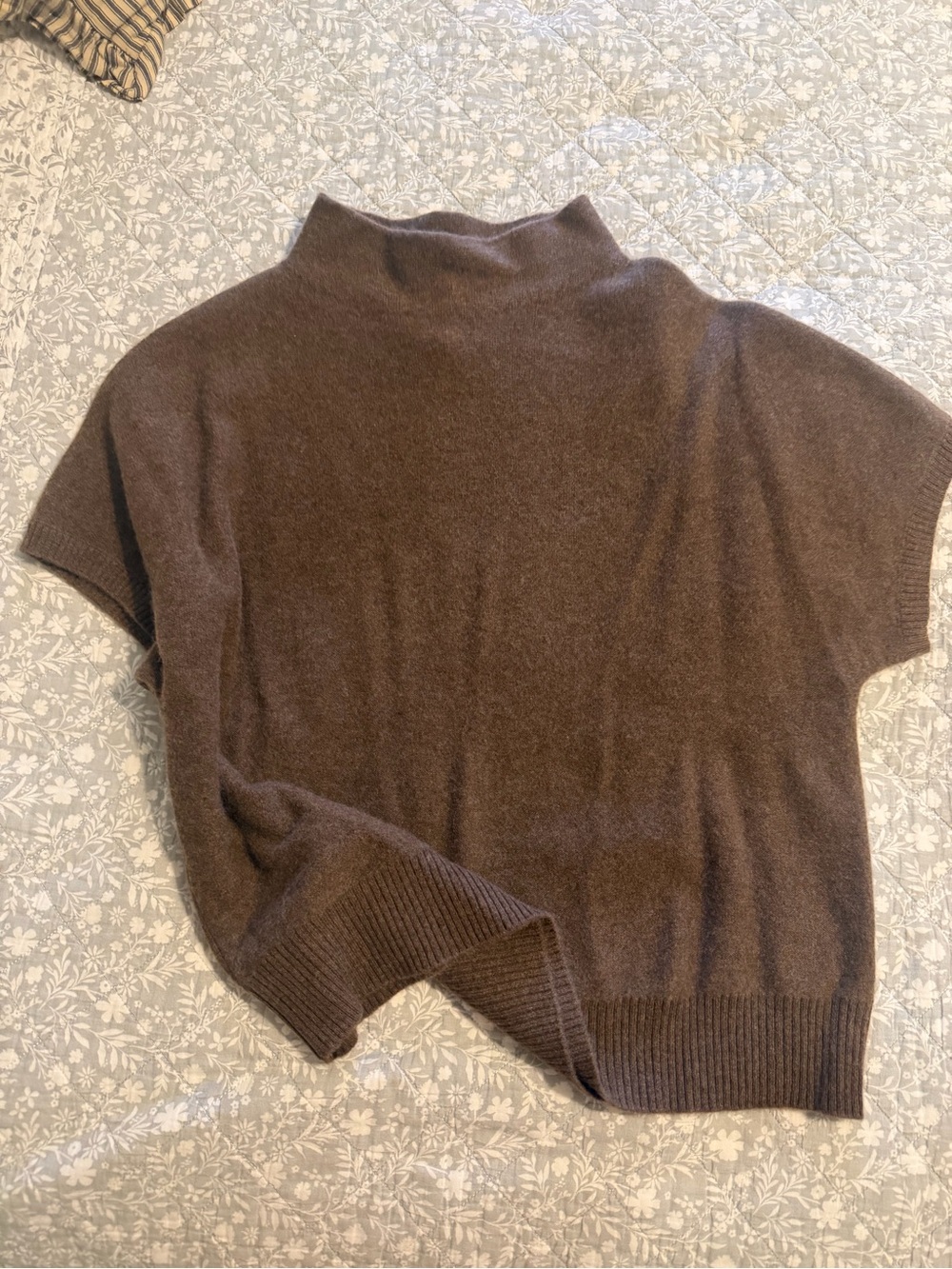 Tahari sleeveless sweater cashmere